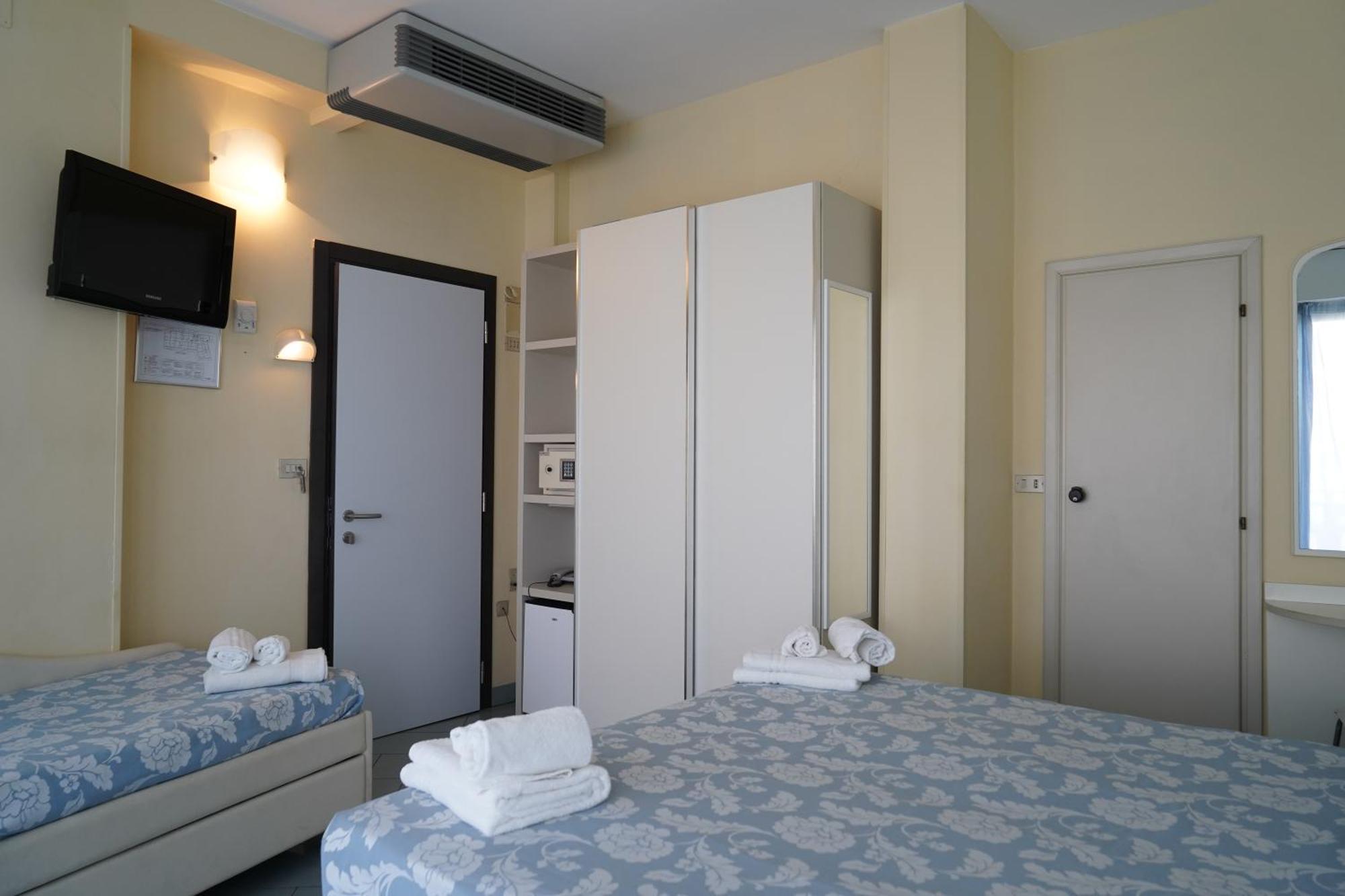 Hotel Embassy Cesenatico Exterior photo