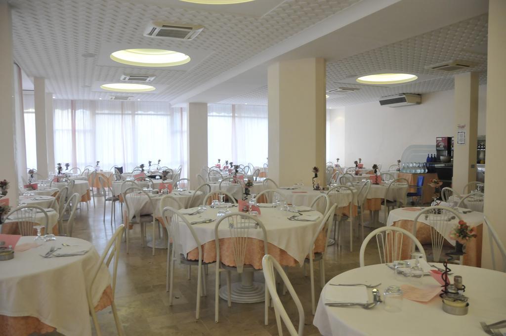 Hotel Embassy Cesenatico Exterior photo