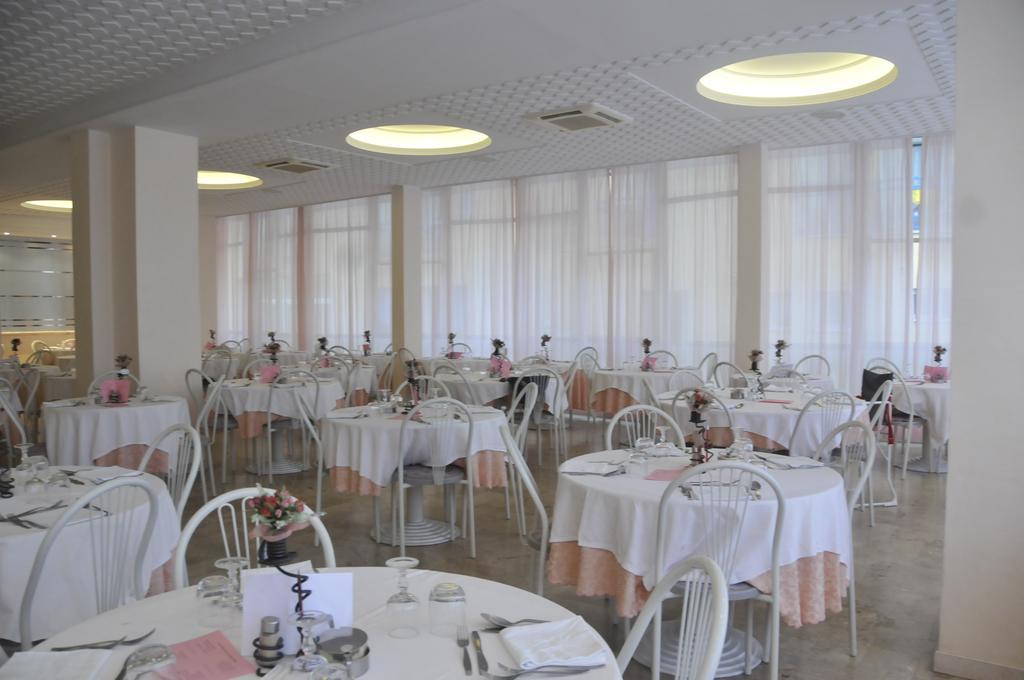 Hotel Embassy Cesenatico Exterior photo